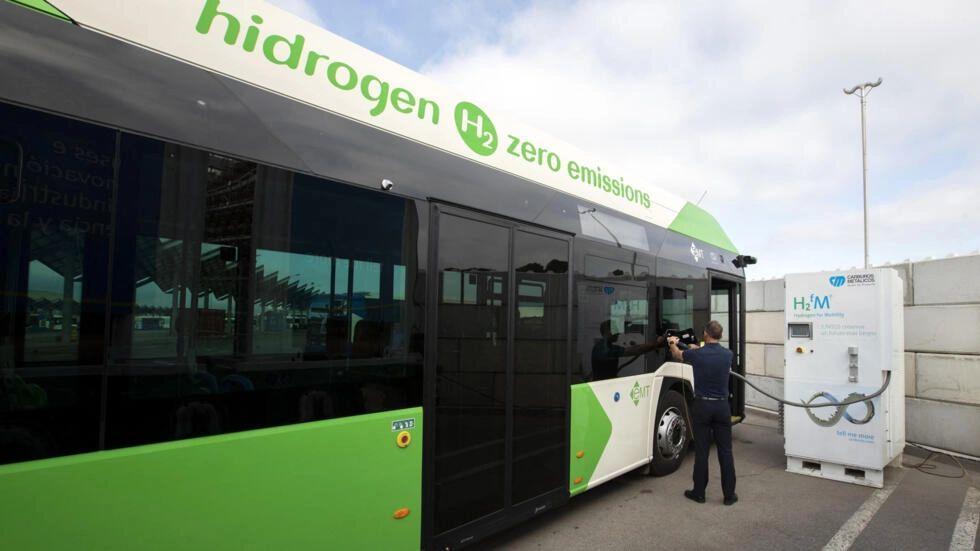 تقرير يتوقع تصدر شمال أفريقيا إنتاج الهيدروجين الأخضر بحلول 2050 بعائدات تفوق 100 مليار دولار تقرير يتوقع تصدر شمال أفريقيا إنتاج الهيدروجين الأخضر بحلول 2050 بعائدات تفوق 100 مليار دولار