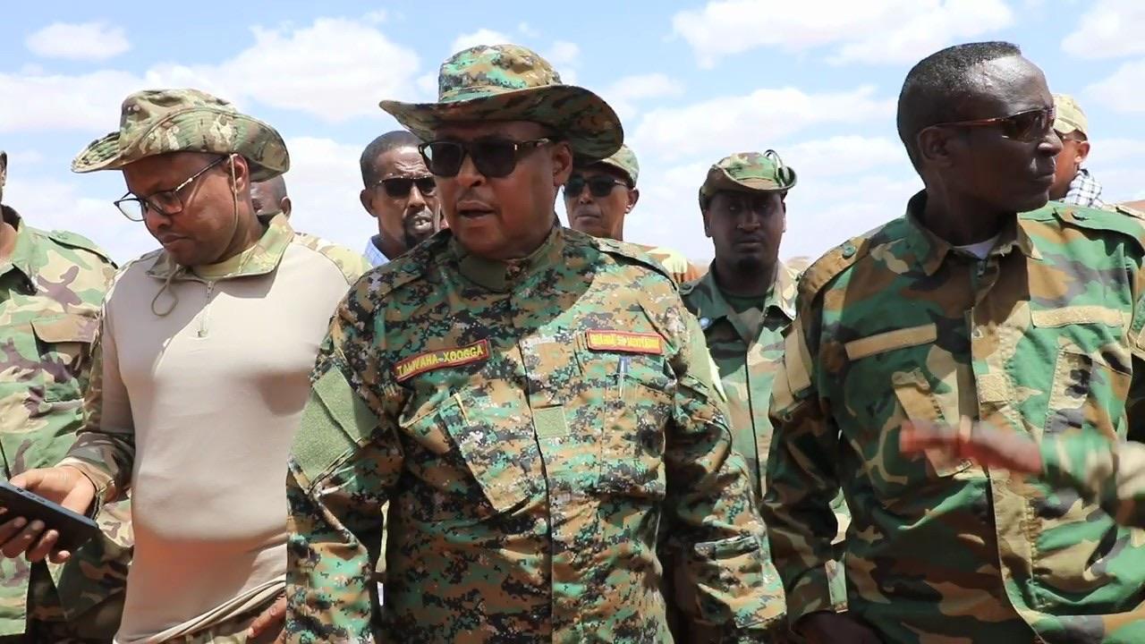 قائد الجيش الصومالي يزور بلدة “آدم يبال” قائد الجيش الصومالي يزور بلدة “آدم يبال”