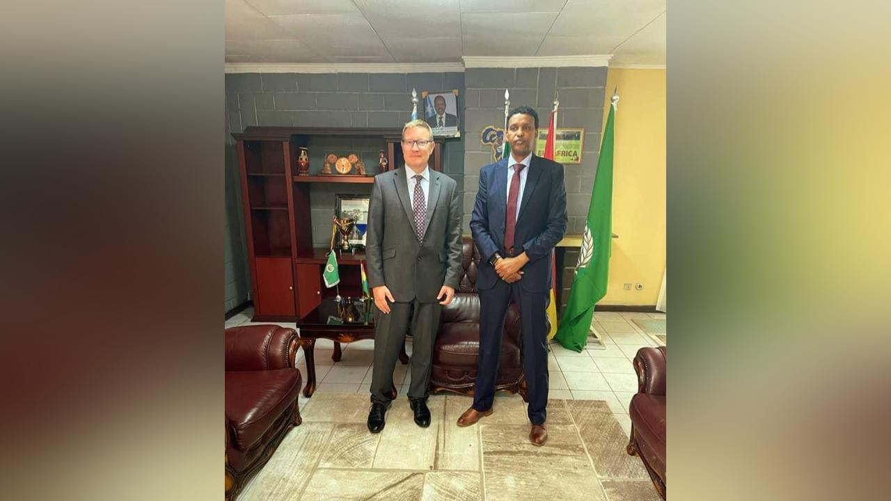 سفير الصومال لدى إثيوبيا يبحث مع نظيره البريطاني تعزيز علاقات التعاون سفير الصومال لدى إثيوبيا يبحث مع نظيره البريطاني تعزيز علاقات التعاون