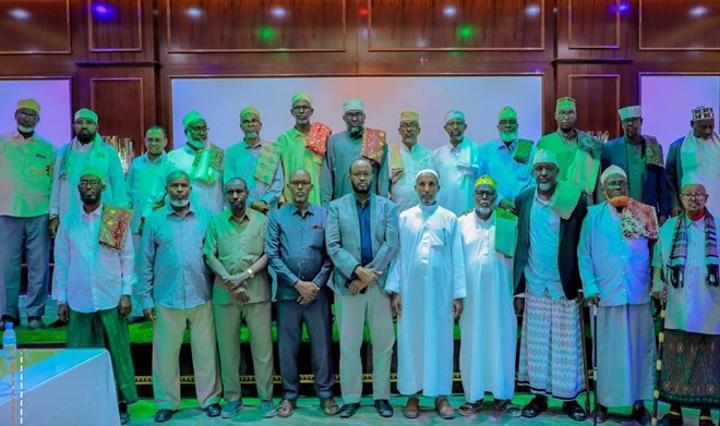 شيوخ عشائر يقدمون اقتراحا لحل الخلافات في انتخابات أرض الصومال شيوخ عشائر يقدمون اقتراحا لحل الخلافات في انتخابات أرض الصومال