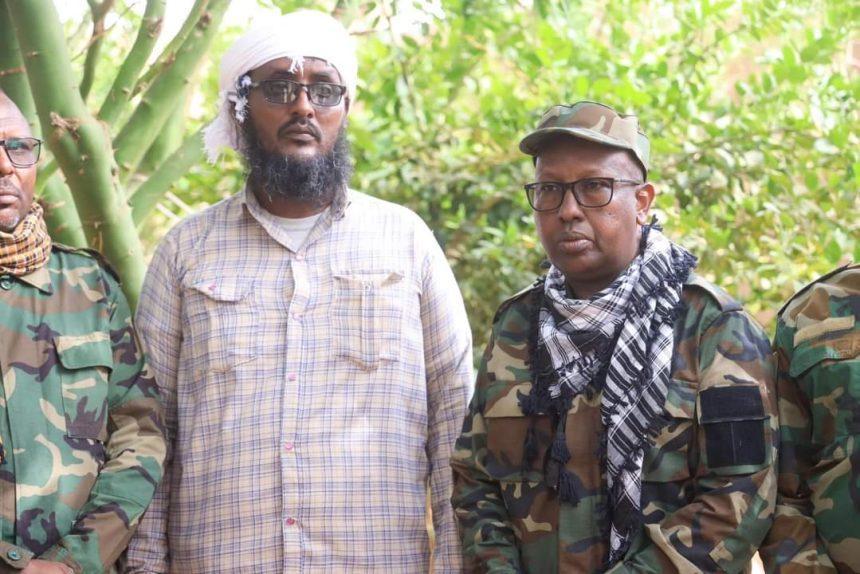 قيادي بارز من مليشيات الشباب يسلم نفسه للجيش الوطني قيادي بارز من مليشيات الشباب يسلم نفسه للجيش الوطني