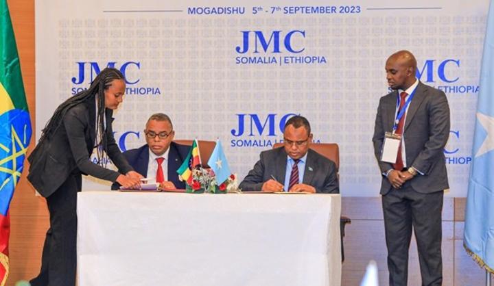 الصومال وإثيوبيا يوقعان اتفاقيات تجارية في مقديشو الصومال وإثيوبيا يوقعان اتفاقيات تجارية في مقديشو