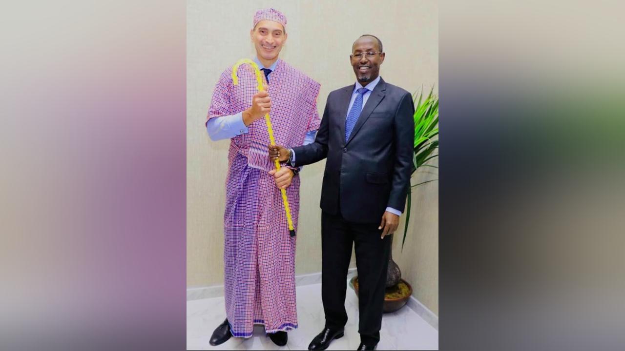 عمدة مقديشو يبحث مع السفير الإيطالي تنفيذ المشاريع التنموية عمدة مقديشو يبحث مع السفير الإيطالي تنفيذ المشاريع التنموية