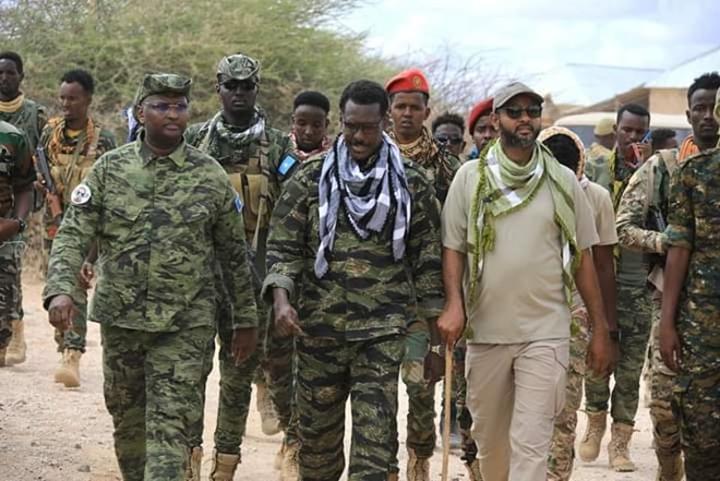 رئيس ولاية غلمدغ ووزير الدفاع الصومالي وقائد المخابرات الوطنية يزورون بلدة عيل غرس المحررة رئيس ولاية غلمدغ ووزير الدفاع الصومالي وقائد المخابرات الوطنية يزورون بلدة عيل غرس المحررة