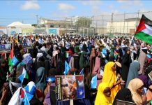مئات الصوماليين في مقديشو يتظاهرون للتضامن مع فلسطين مئات الصوماليين في مقديشو يتظاهرون للتضامن مع فلسطين