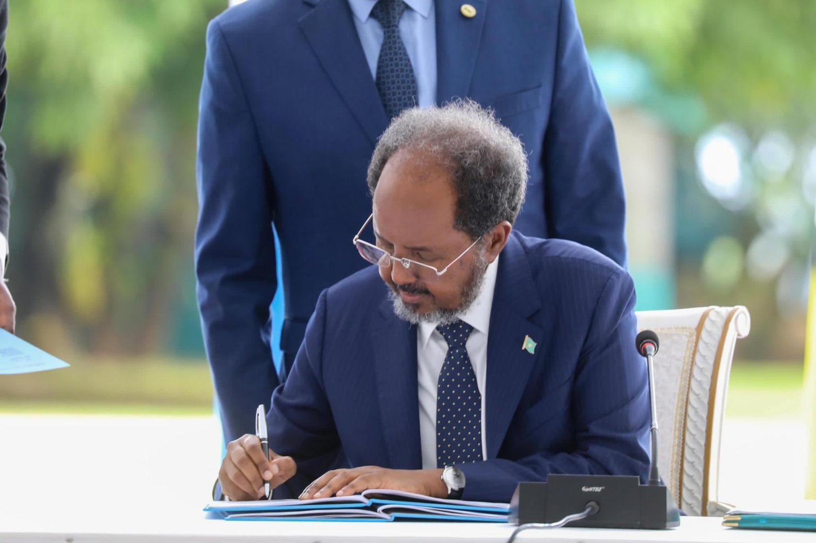 صور.. رئيس الجمهورية يوقع اتفاقية الانضمام إلى مجموعة شرق إفريقيا