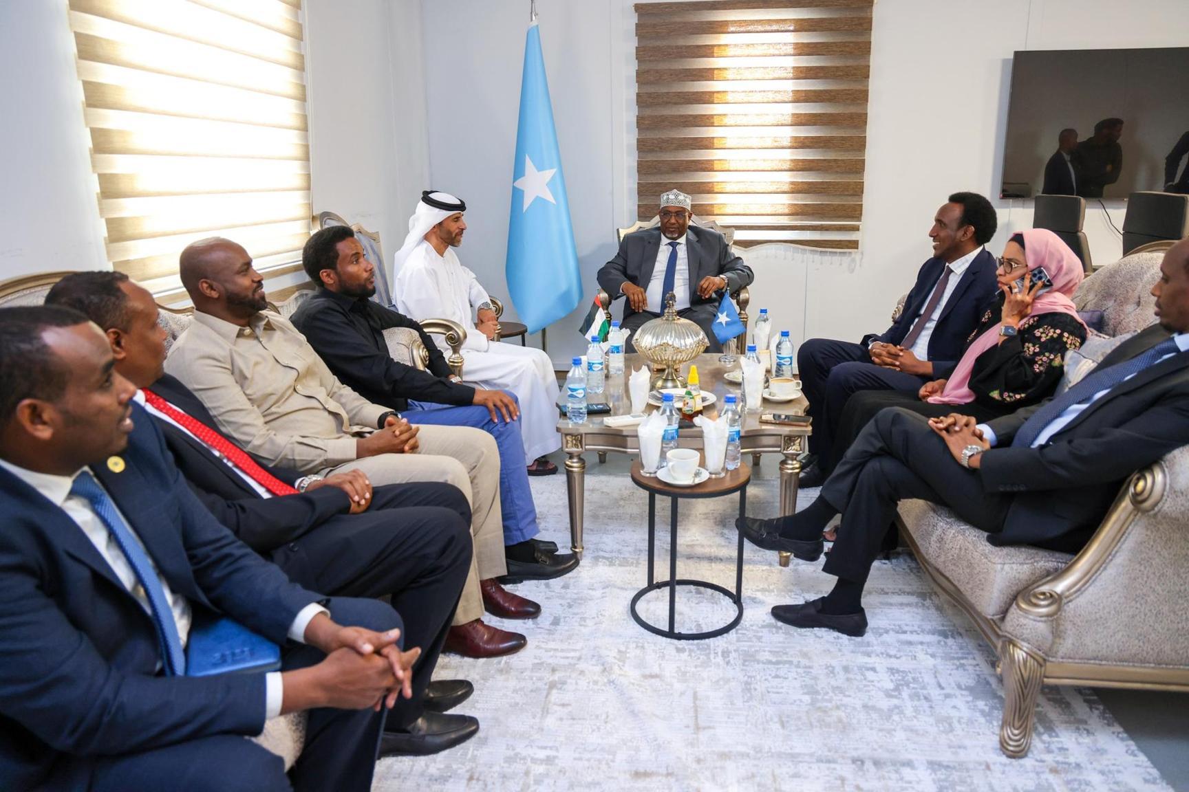 رئيس مجلس الشعب الصومالي يلتقي سفير الإمارات وأعضاء لجنة الصداقة بين البرلماننين الصومالي والإماراتي رئيس مجلس الشعب الصومالي يلتقي سفير الإمارات وأعضاء لجنة الصداقة بين البرلماننين الصومالي والإماراتي