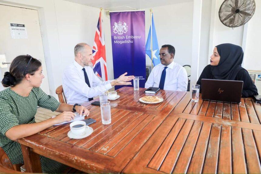 وزير الداخلية يلتقي السفير البريطاني لدى البلاد