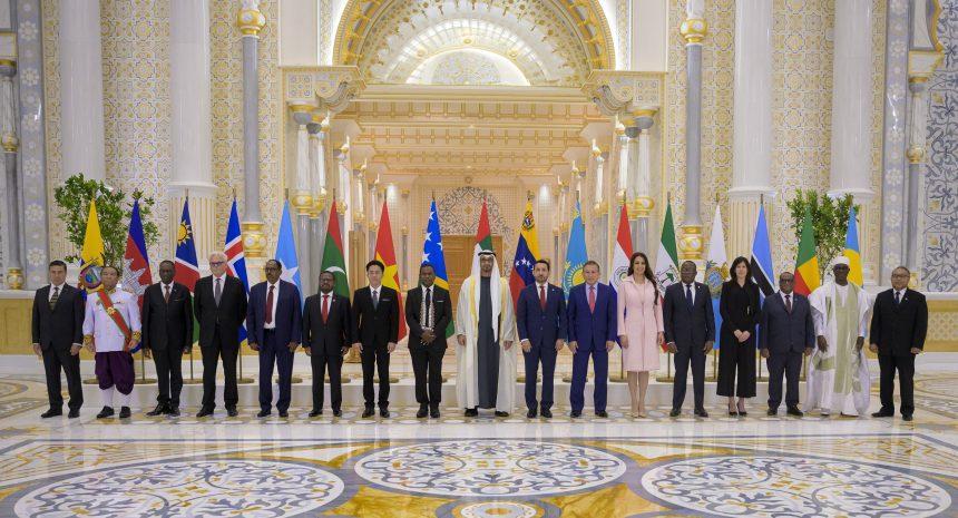 سفير الجمهورية يسلم أوراق اعتماده لرئيس دولة الإمارات سفير الجمهورية يسلم أوراق اعتماده لرئيس دولة الإمارات