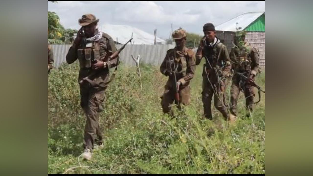 4 من القيادات البارزة لمليشيات الشباب تسلم نفسها للجيش الوطني 4 من القيادات البارزة لمليشيات الشباب تسلم نفسها للجيش الوطني