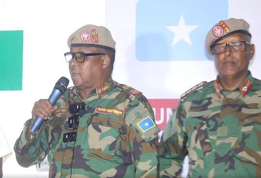 قائد الجيش الوطني يشير إلى أن ترقيات الجنود ترفع من معنوياتهم قائد الجيش الوطني يشير إلى أن ترقيات الجنود ترفع من معنوياتهم