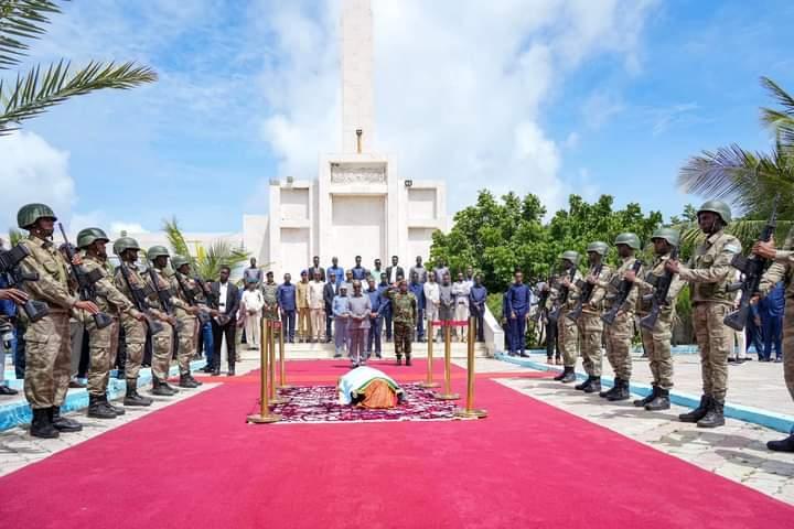 رئيس الجمهورية يشارك في مراسم تأبين محمد عثمان جواري رئيس الجمهورية يشارك في مراسم تأبين محمد عثمان جواري