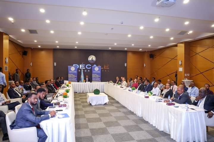 رئيس الوزراء يدشن منتدى إنقاذ الأطفال الصوماليين رئيس الوزراء يدشن منتدى إنقاذ الأطفال الصوماليين