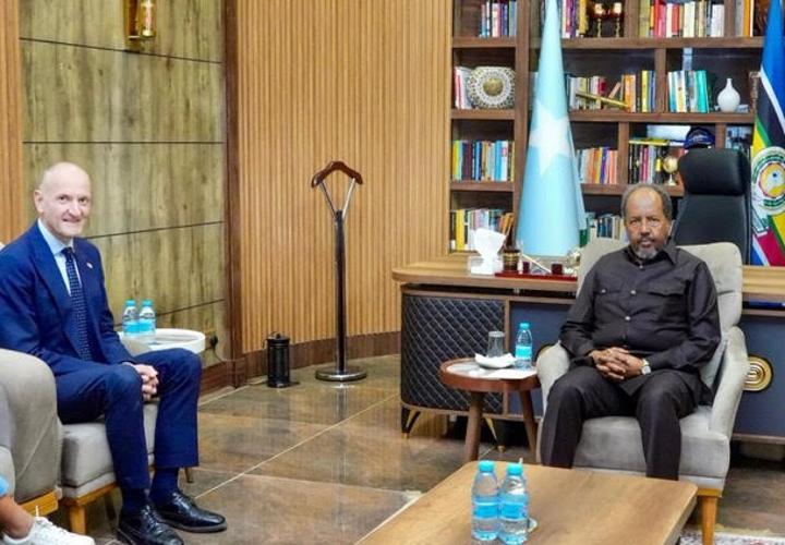 الرئيس حسن شيخ يلتقي سفير المملكة المتحدة لدى الصومال الرئيس حسن شيخ يلتقي سفير المملكة المتحدة لدى الصومال