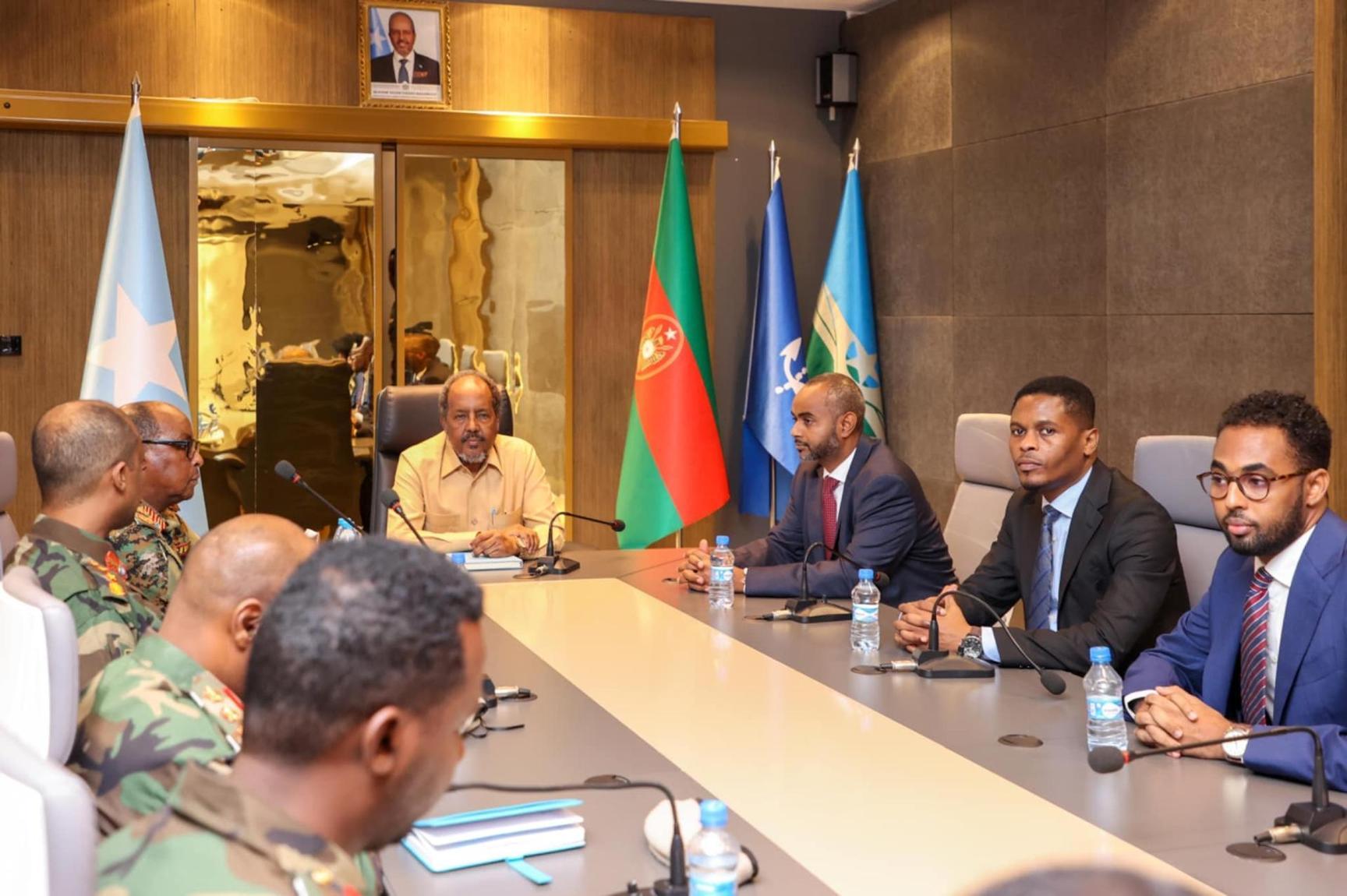 الرئیس الصومالي یعقد اجتماعا مع كبار ضباط الجیش الرئیس الصومالي یعقد اجتماعا مع كبار ضباط الجیش