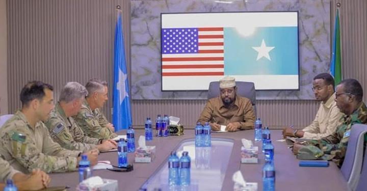 رئيس ولاية جوبالاند يستقبل قائد القوات الخاصة الأمريكية رئيس ولاية جوبالاند يستقبل قائد القوات الخاصة الأمريكية