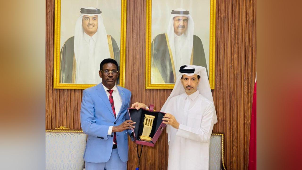 وزير الأمن يبحث مع السفير القطري تعزيز التعاون وزير الأمن يبحث مع السفير القطري تعزيز التعاون