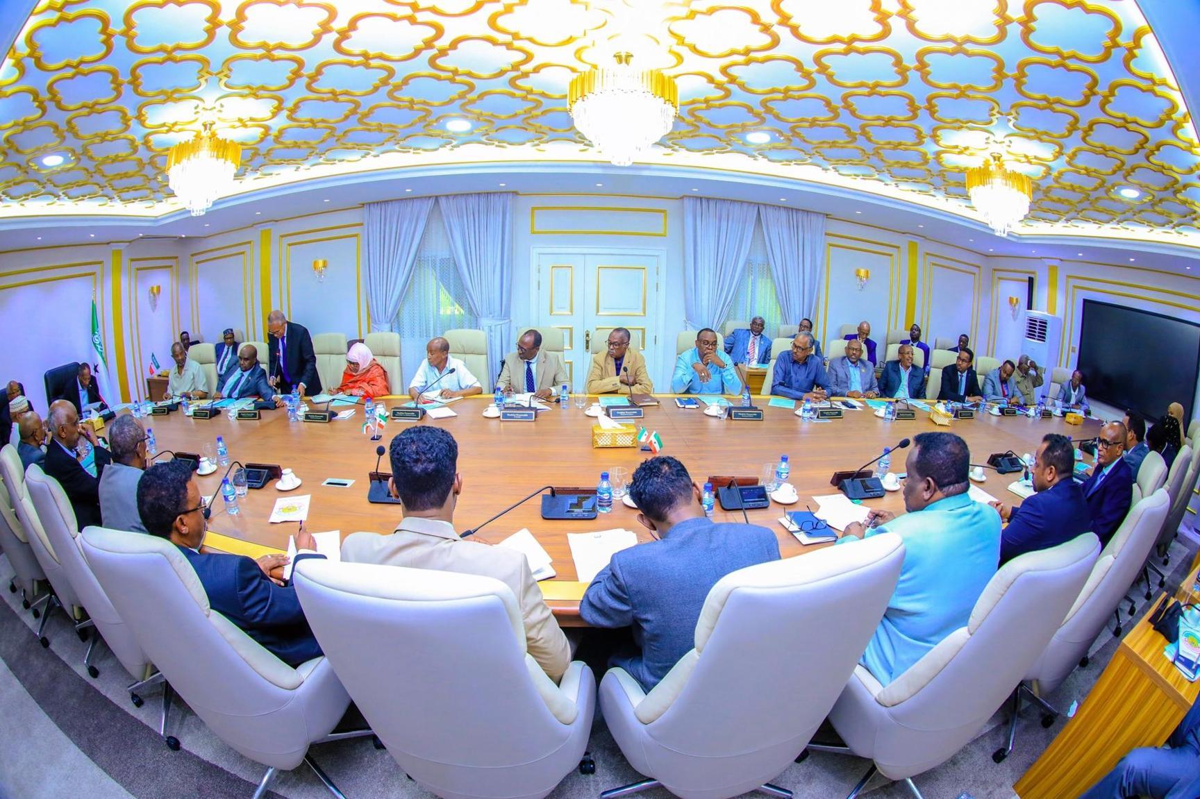 حكومة أرض الصومال تتعهد بالدفاع وإجراء الانتخابات في آن واحد حكومة أرض الصومال تتعهد بالدفاع وإجراء الانتخابات في آن واحد