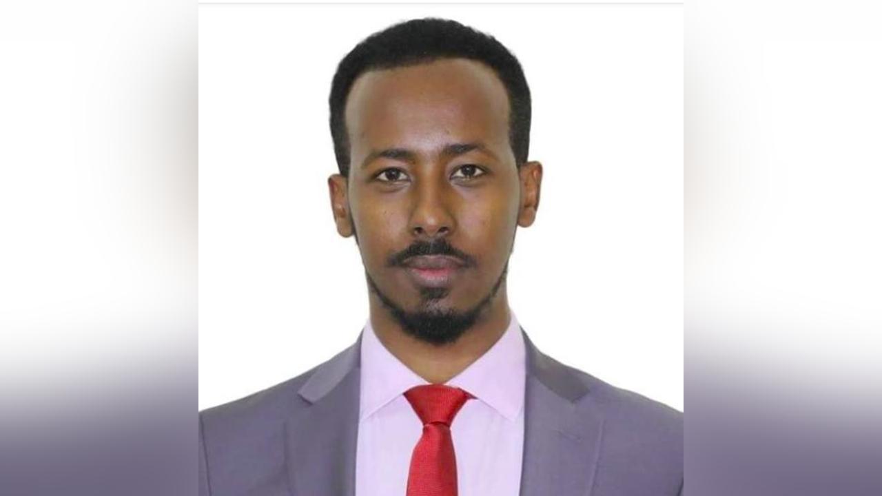 الشرطة تعتقل صحفيا مشهورا في مقديشو والمعارضة تندد الشرطة تعتقل صحفيا مشهورا في مقديشو والمعارضة تندد