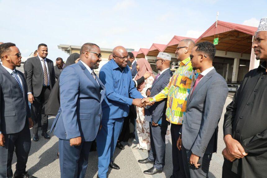 رئيس برلمان شرق أفريقيا يصل البلاد في زيارة رسمية رئيس برلمان شرق أفريقيا يصل البلاد في زيارة رسمية