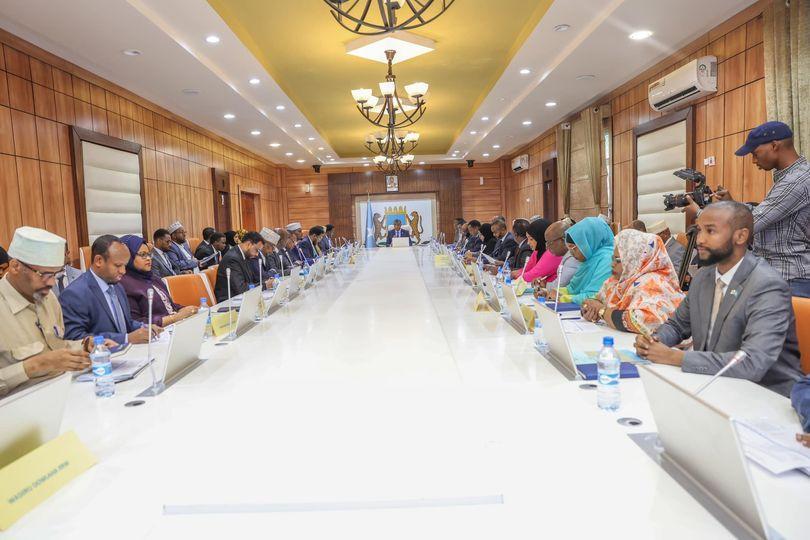 مجلس الوزراء يصادق على مذكرة تفاهم بين وزارة الثروة السمكية ومجموعة موانئ أبوظبي مجلس الوزراء يصادق على مذكرة تفاهم بين وزارة الثروة السمكية ومجموعة موانئ أبوظبي