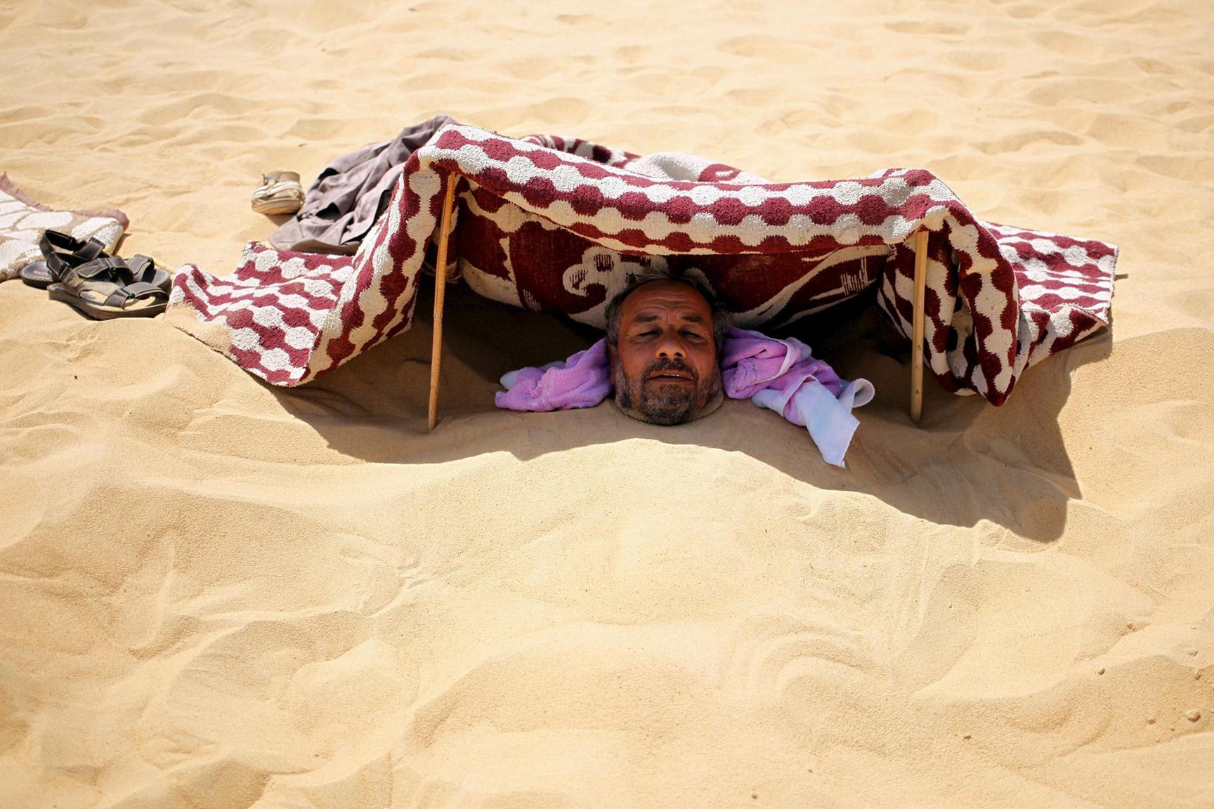 رحلة الدفن الصيفية في رمال سيوة تحت درجة حرارة 45 مئوية رحلة الدفن الصيفية في رمال سيوة تحت درجة حرارة 45 مئوية