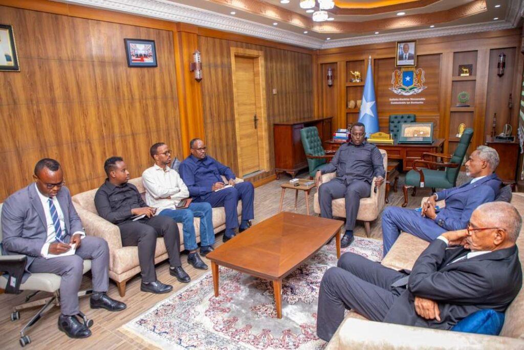 وزير العدل الصومالي يستقبل خبراء قانون من السودان وزير العدل الصومالي يستقبل خبراء قانون من السودان