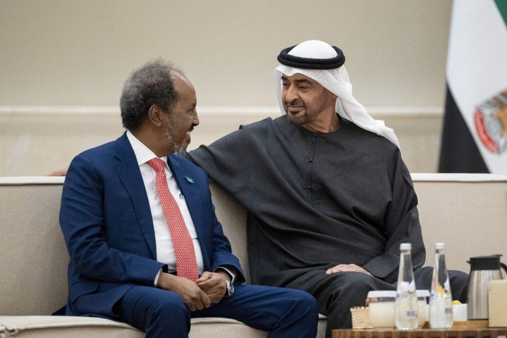 رئيس الجمهورية يبحث تعزيز العلاقات الثنائية مع نظيره الإماراتي رئيس الجمهورية يبحث تعزيز العلاقات الثنائية مع نظيره الإماراتي
