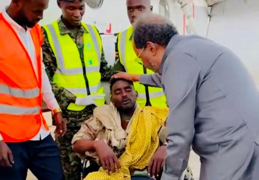 حسن شيخ محمود يستقبل جرحى الجيش الوطني في مطار مقديشو حسن شيخ محمود يستقبل جرحى الجيش الوطني في مطار مقديشو