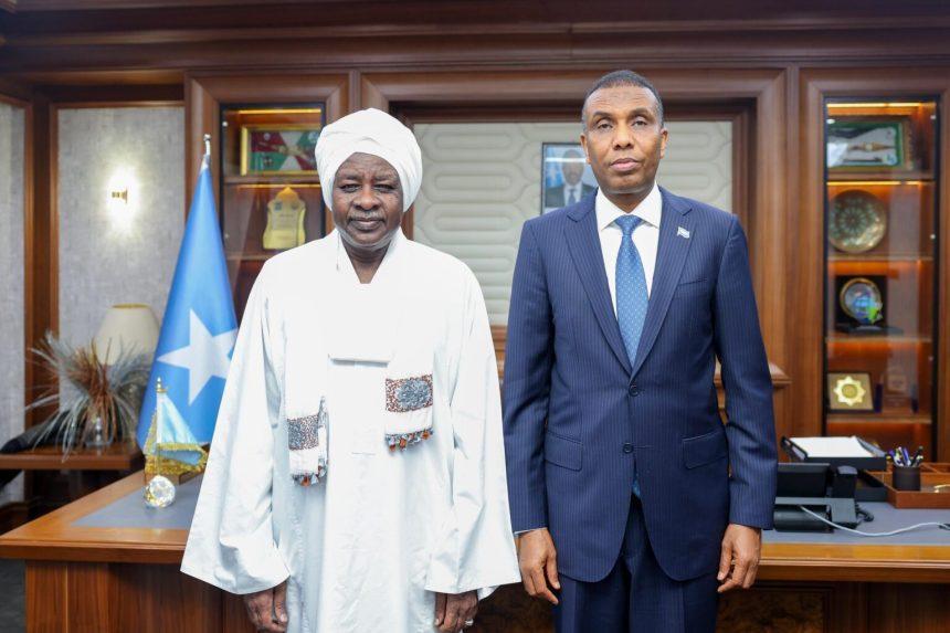 رئيس الوزراء الصومالي يستقبل سفير السودان لدى البلاد رئيس الوزراء الصومالي يستقبل سفير السودان لدى البلاد