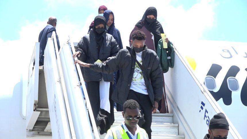 إعادة 145 مواطنًا من ليبيا بالتعاون مع المنظمة الدولية للهجرة إعادة 145 مواطنًا من ليبيا بالتعاون مع المنظمة الدولية للهجرة