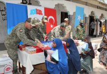 الجيش التركي يقدم مساعدات لدور أيتام في الصومال الجيش التركي يقدم مساعدات لدور أيتام في الصومال