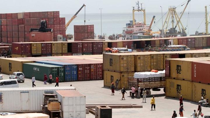 استمرار إغلاق ميناء مقديشو بسبب احتجاج من التجار على فرض رسوم جديدة استمرار إغلاق ميناء مقديشو بسبب احتجاج من التجار على فرض رسوم جديدة