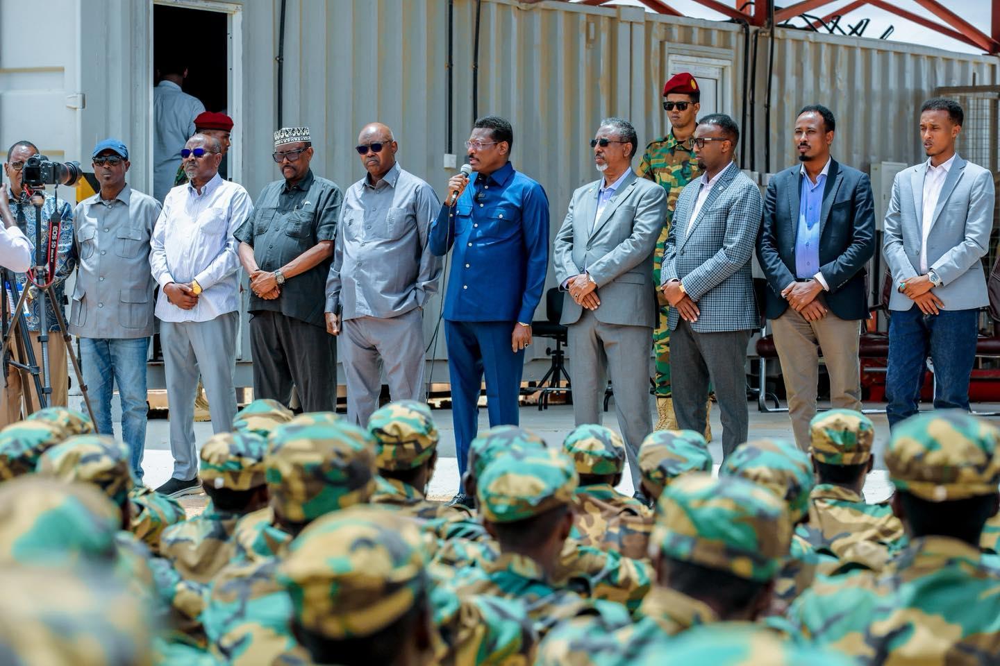 رئيس ولاية غلمدغ يحضر تخريج دفعة جديدة من القوات المدربة رئيس ولاية غلمدغ يحضر تخريج دفعة جديدة من القوات المدربة