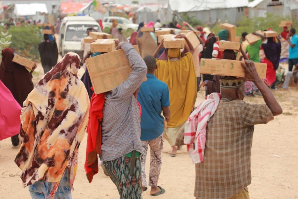 مركز الملك سلمان يوزّع مساعدات غذائية على 8 آلاف أسرة