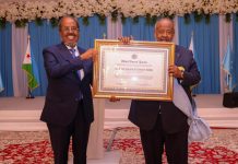 رئيس الصومال يكرم نظيره الجيبوتي بميدالية الشرف الوطنية رئيس الصومال يكرم نظيره الجيبوتي بميدالية الشرف الوطنية