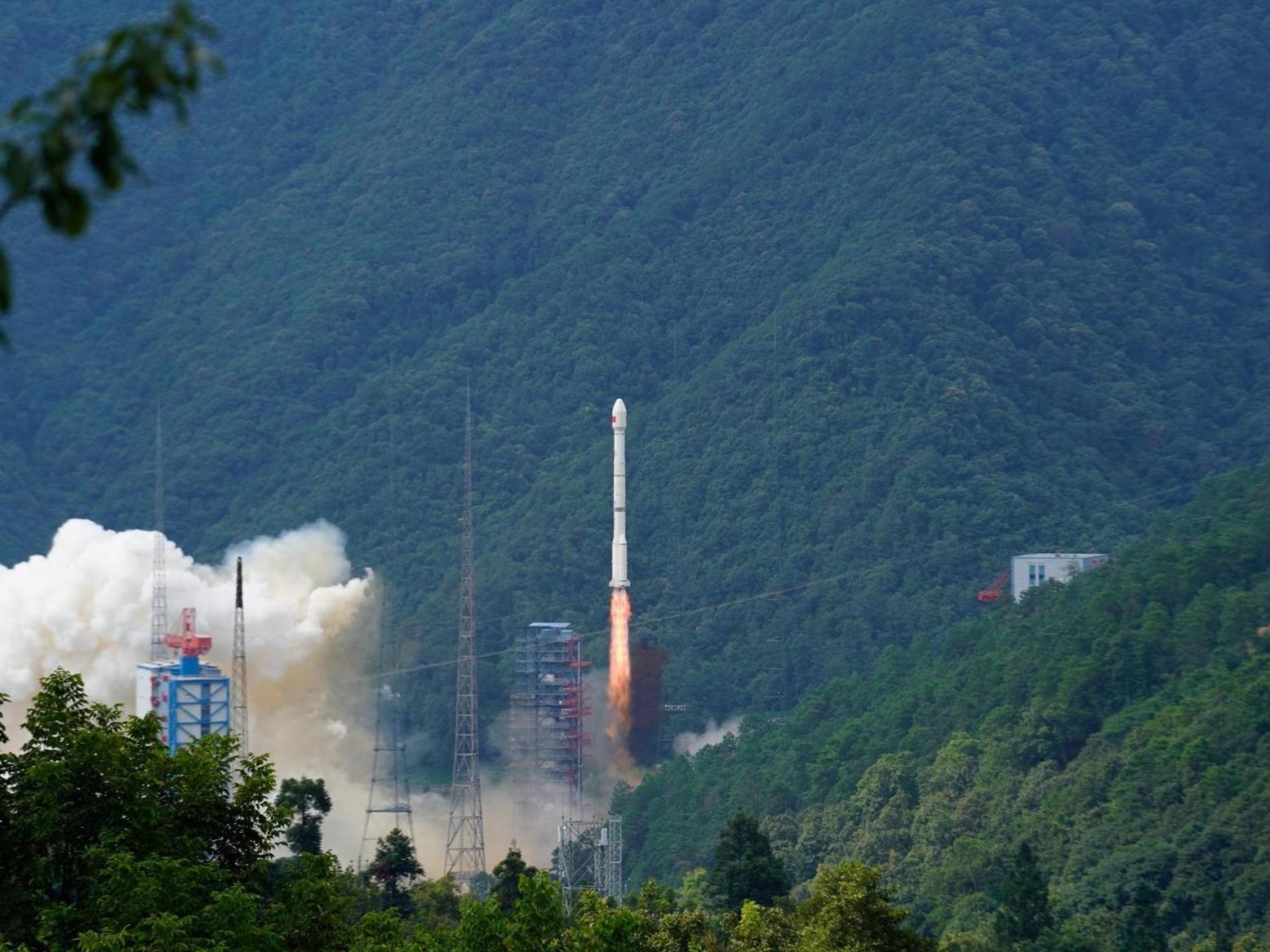 الصين تطلق صاروخا يحمل 3 أقمار اصطناعية الصين تطلق صاروخا يحمل 3 أقمار اصطناعية