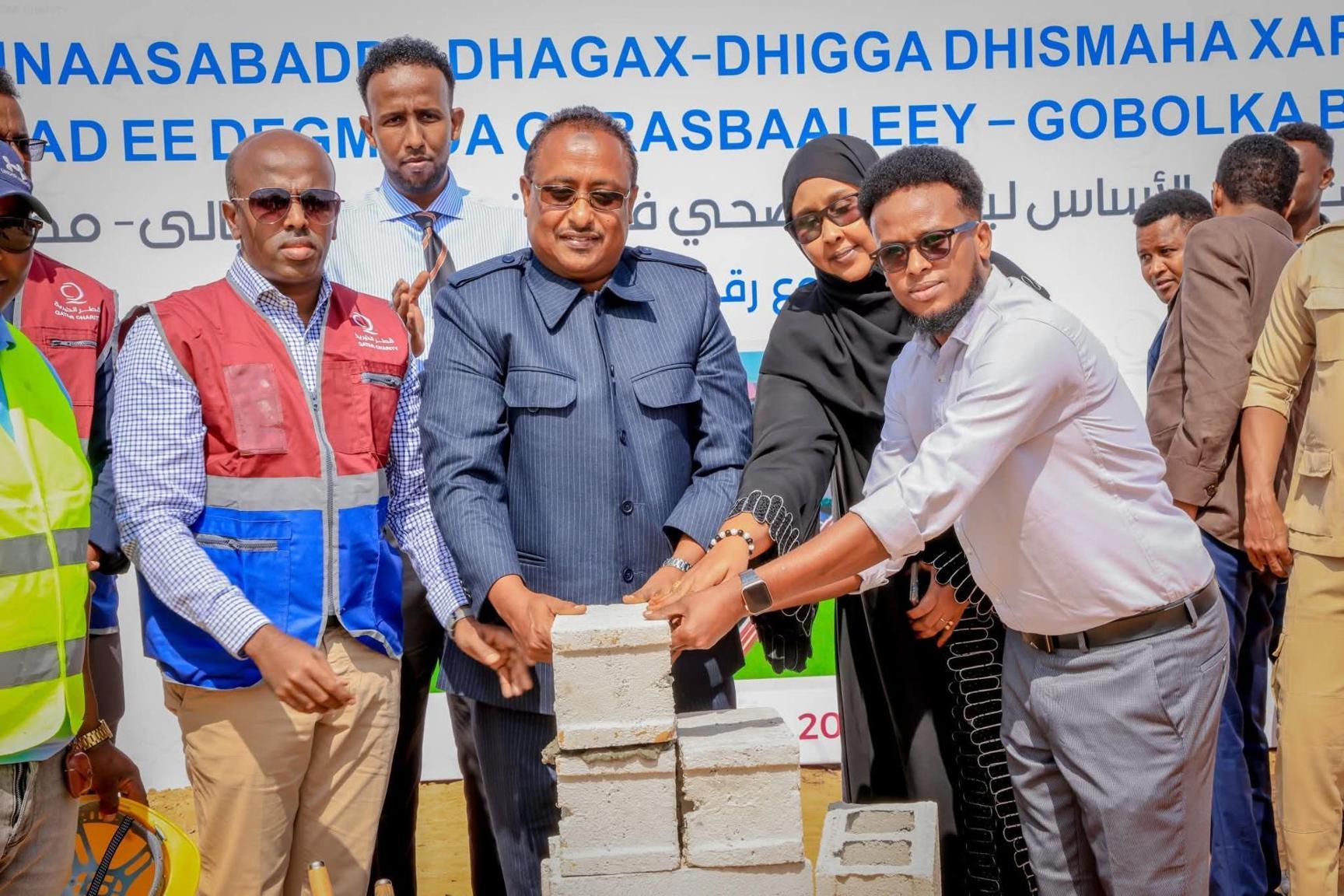 رئيس إقليم بنادر يضع حجر الأساس لمستشفى جديد في غرسبالي رئيس إقليم بنادر يضع حجر الأساس لمستشفى جديد في غرسبالي