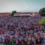 عدد غفير من السكان المحليين في بيدوا يؤدون صلاة الاستسقاء عدد غفير من السكان المحليين في بيدوا يؤدون صلاة الاستسقاء