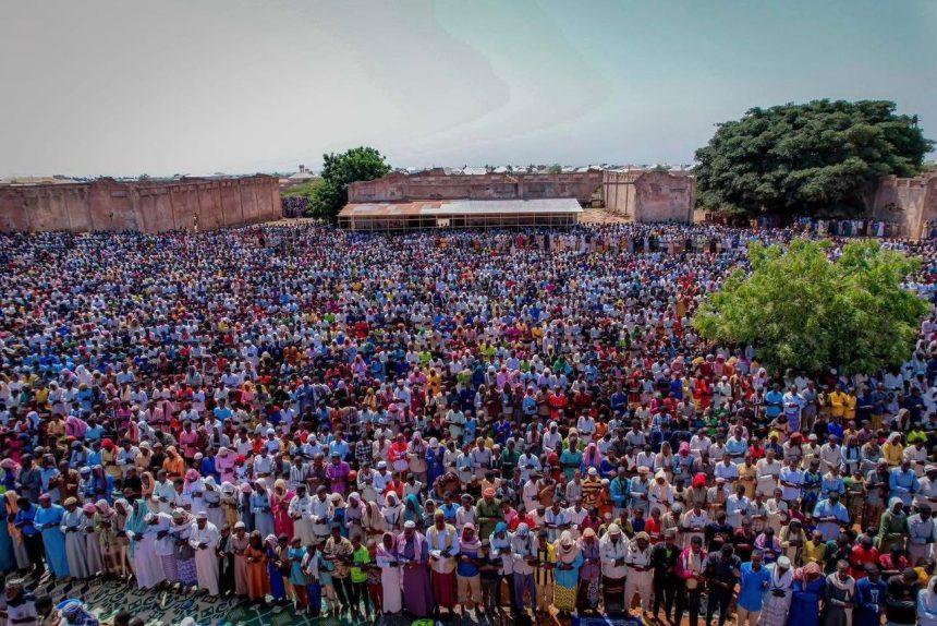 عدد غفير من السكان المحليين في بيدوا يؤدون صلاة الاستسقاء عدد غفير من السكان المحليين في بيدوا يؤدون صلاة الاستسقاء