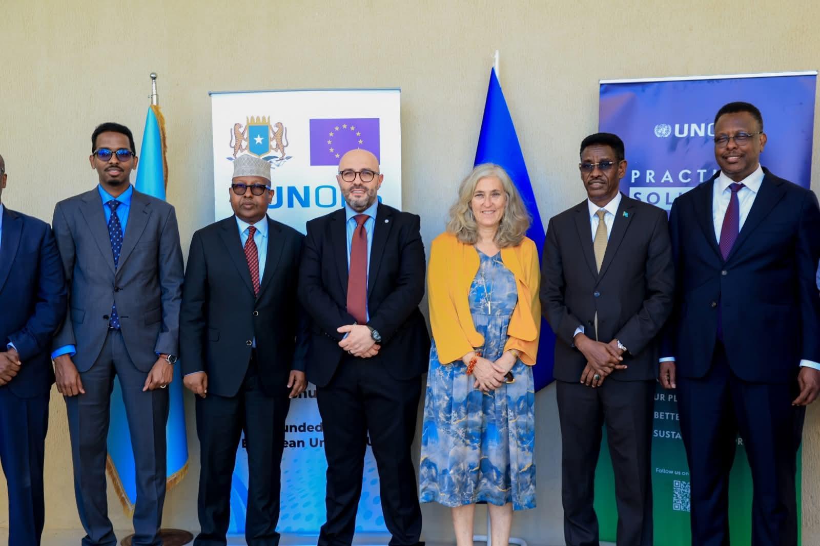 وزير الدفاع يشارك في مراسم تسليم معدات تقنية حديثة وزير الدفاع يشارك في مراسم تسليم معدات تقنية حديثة