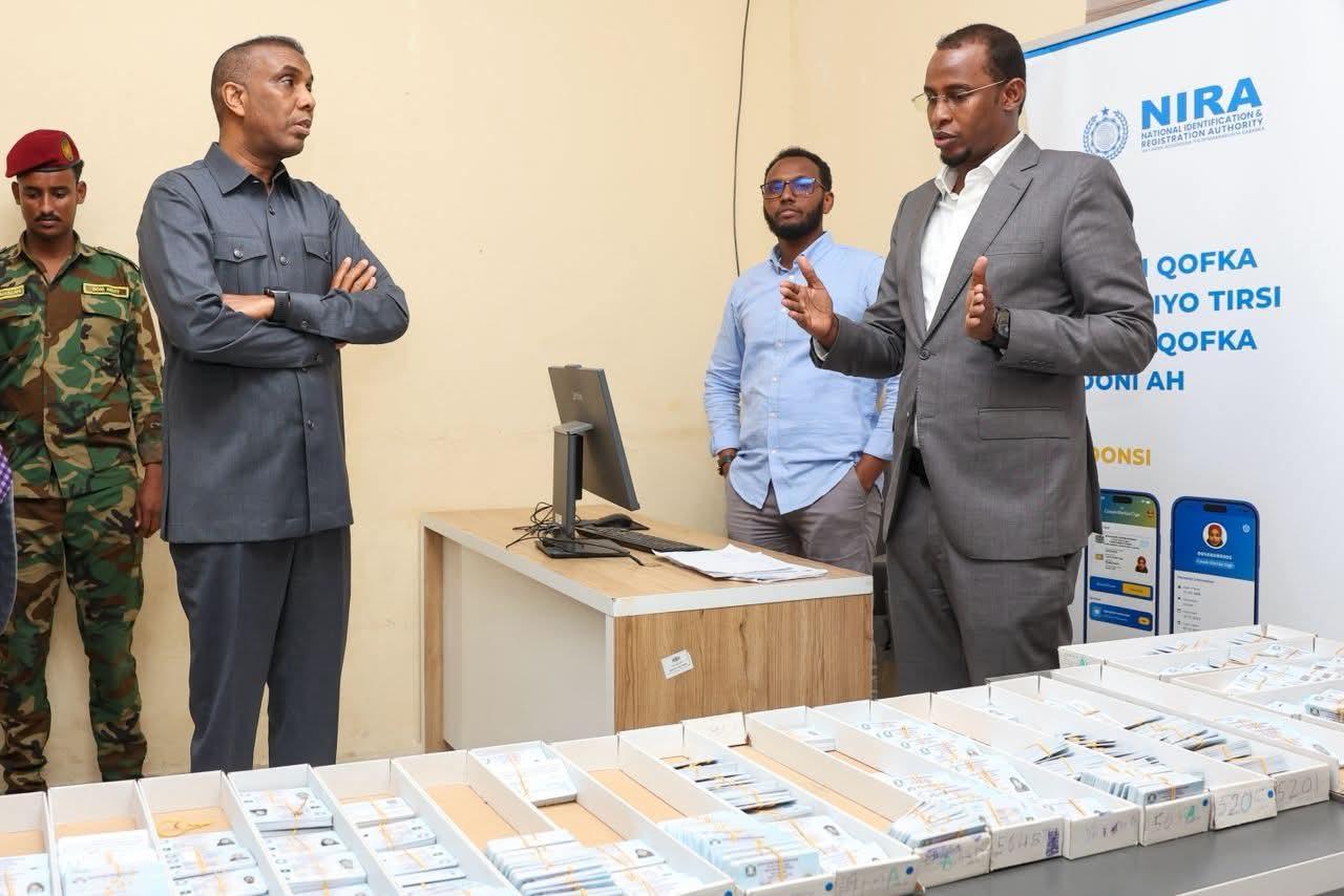 رئيس الوزراء يتفقد مركز إصدار البطاقات الوطنية في مقديشو رئيس الوزراء يتفقد مركز إصدار البطاقات الوطنية في مقديشو