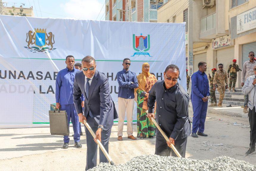 رئيس الوزراء يضع الحجز الأساس لبناء طريق مديرية وادجير رئيس الوزراء يضع الحجز الأساس لبناء طريق مديرية وادجير