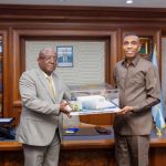 وزير الإعلام يقدّم هدية لرئيس الوزراء من لجنة متحف السلام في عرتا وزير الإعلام يقدّم هدية لرئيس الوزراء من لجنة متحف السلام في عرتا