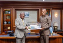 وزير الإعلام يقدّم هدية لرئيس الوزراء من لجنة متحف السلام في عرتا وزير الإعلام يقدّم هدية لرئيس الوزراء من لجنة متحف السلام في عرتا