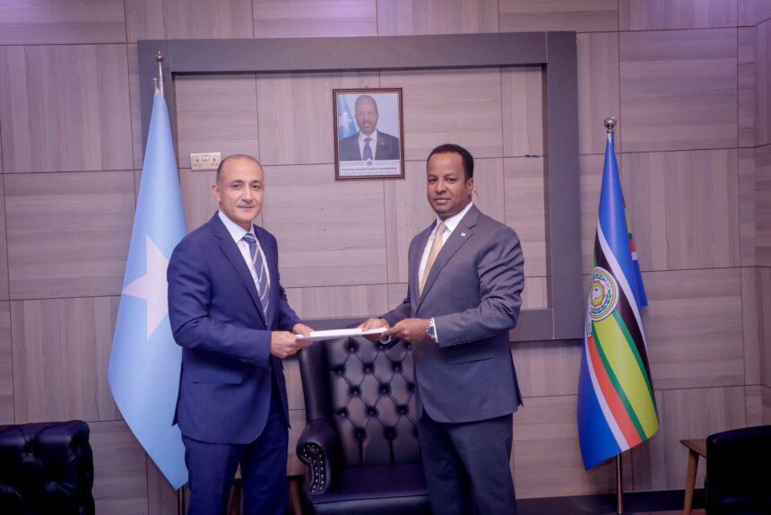 وزير الخارجية يتسلم نسخة من أوراق اعتماد السفير المصري وزير الخارجية يتسلم نسخة من أوراق اعتماد السفير المصري