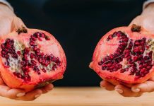 كيفية فتح الرمان بسهولة واستخراج حباته دون فوضى كيفية فتح الرمان بسهولة واستخراج حباته دون فوضى