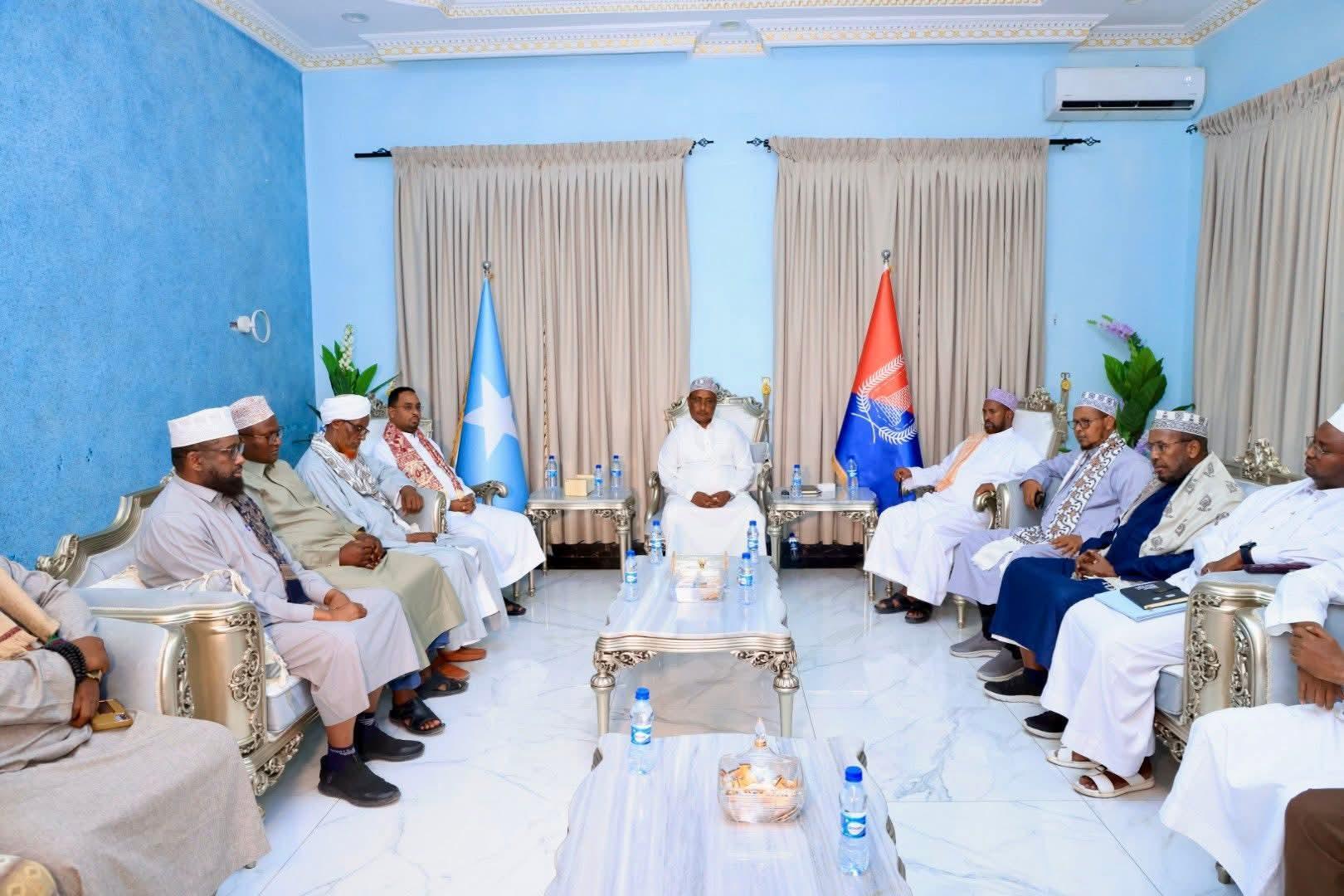 رئيس إدارة إقليم بنادر يعقد اجتماعًا تشاوريًا مع علماء الصومال رئيس إدارة إقليم بنادر يعقد اجتماعًا تشاوريًا مع علماء الصومال