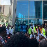 موظفو مطار مقديشو يضربون عن العمل احتجاجا على فصل عدد من زملائهم موظفو مطار مقديشو يضربون عن العمل احتجاجا على فصل عدد من زملائهم