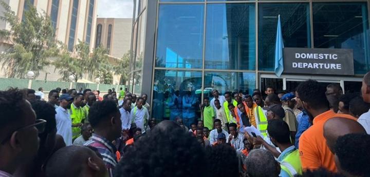 موظفو مطار مقديشو يضربون عن العمل احتجاجا على فصل عدد من زملائهم موظفو مطار مقديشو يضربون عن العمل احتجاجا على فصل عدد من زملائهم